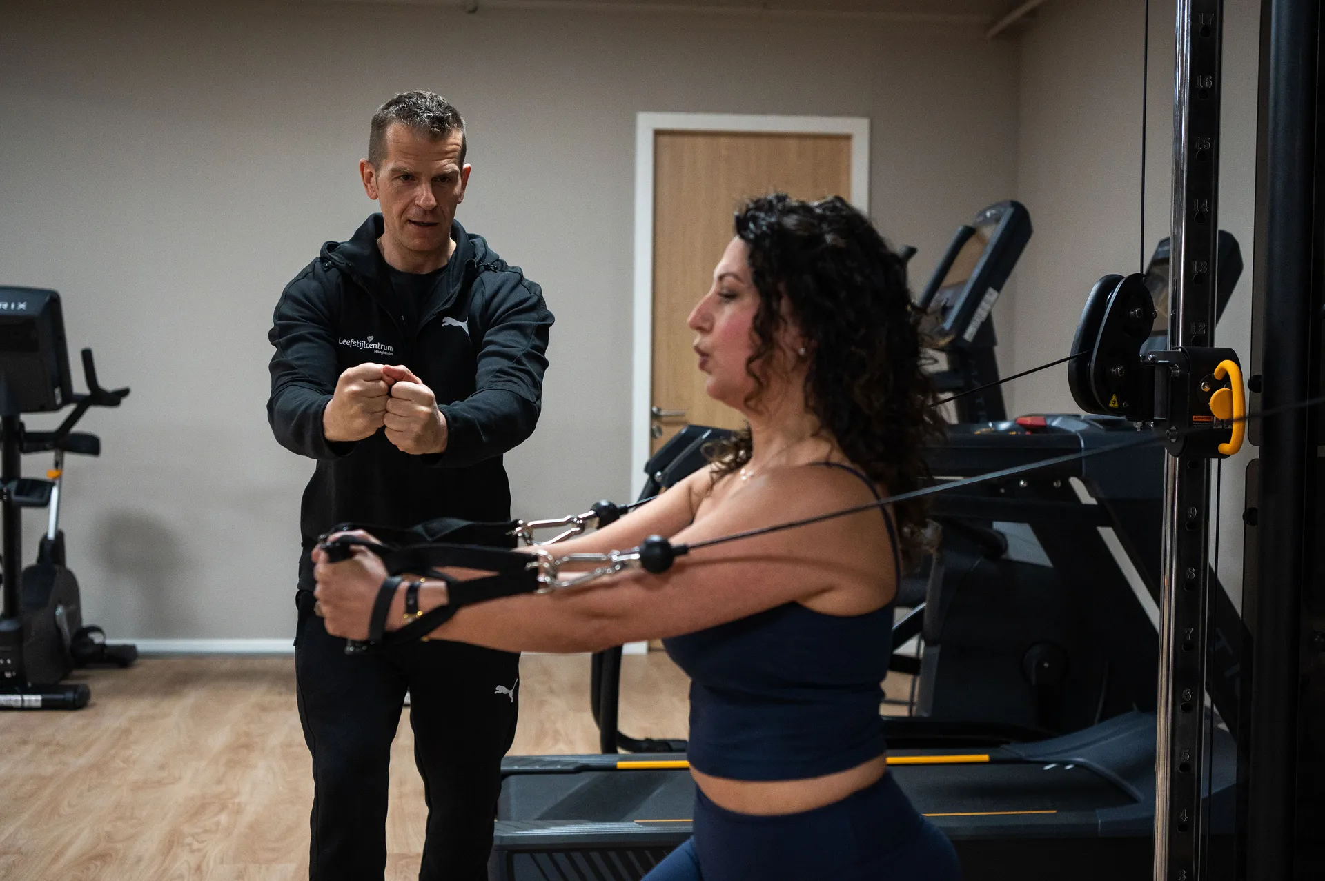 Een coach van Leefstijlcentrum Haaglanden begeleidt een deelnemer tijdens de training