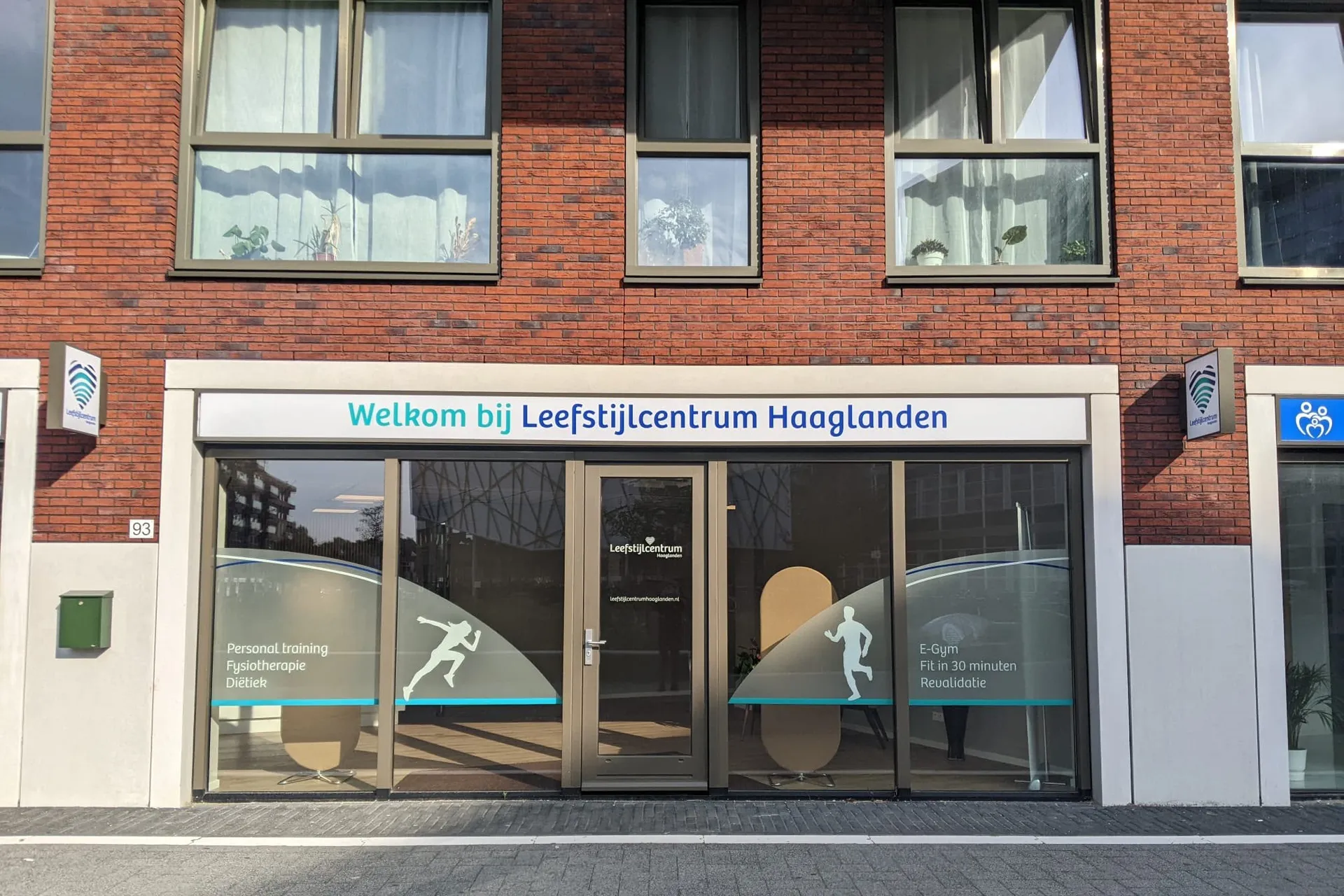 De entree van Leefstijlcentrum Haaglanden aan de Cornelia de Langeweg, met boven de deur "Welkom bij Leefstijlcentrum Haaglanden"