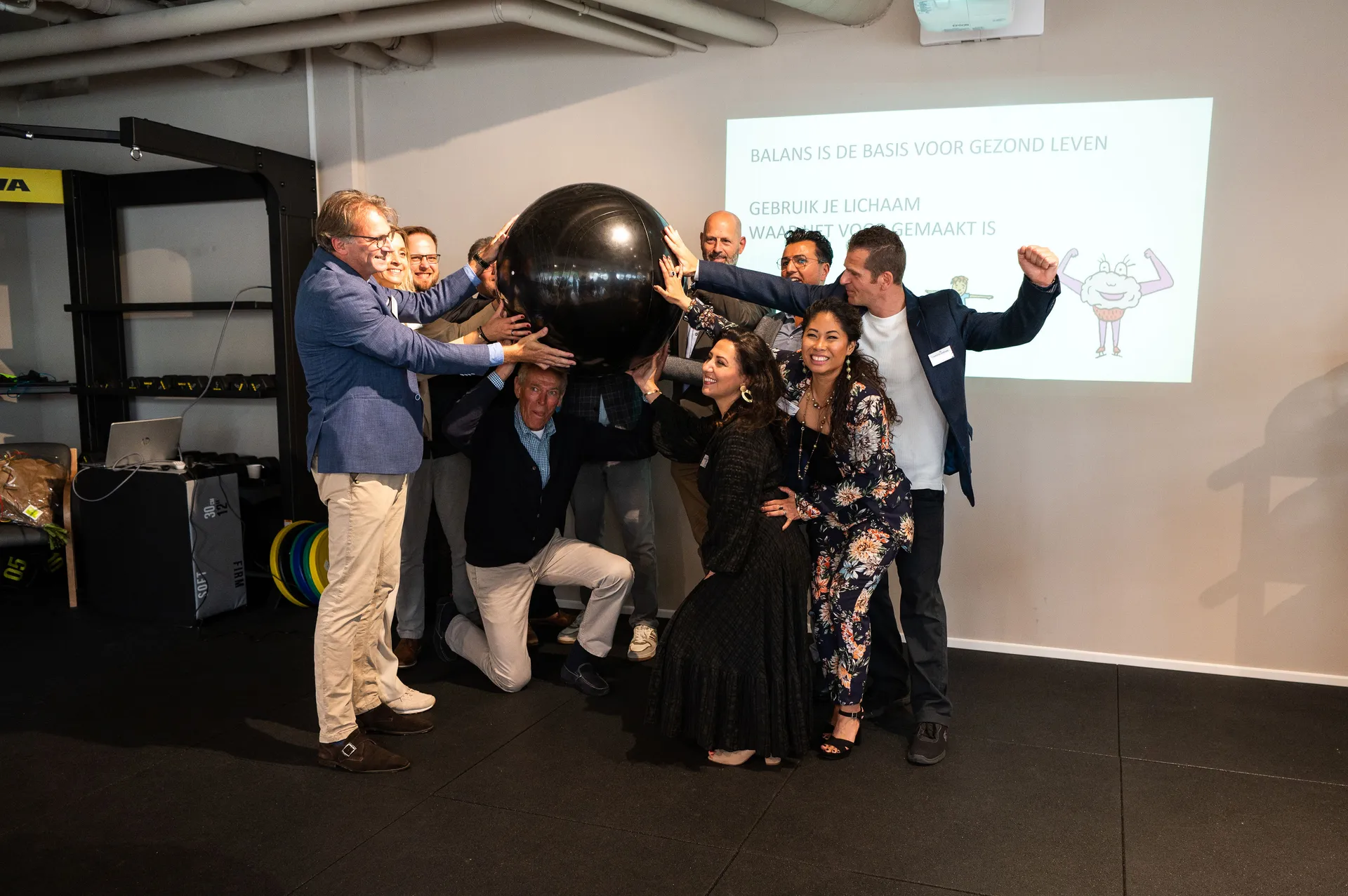 Officiële opening van Leefstijlcentrum Haaglanden: Ard Schenk en de aandeelhouders tillen samen een zwarte bal op