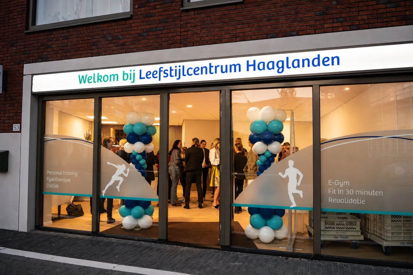 De gevel van Leefstijlcentrum Haaglanden met ballonnen tijdens het openingsfeest